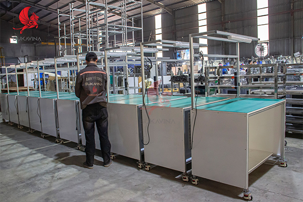 Khu vực lắp ráp bàn thao tác thép hộp trong nhà máy Sukavina Khu vực lắp ráp bàn thao tác thép hộp trong nhà máy Sukavina